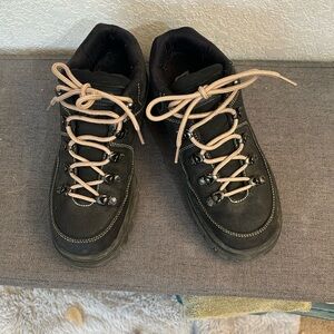 Sketchers low hikers